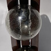 Lampadaire en bois par Temde