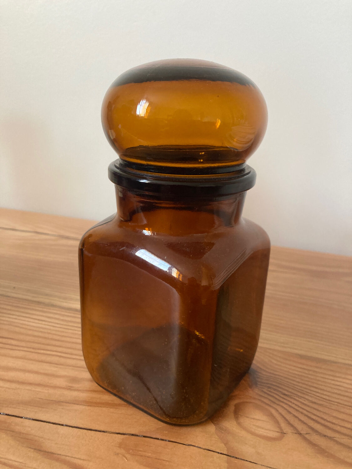Old apothecary bottle in brown glass / jar