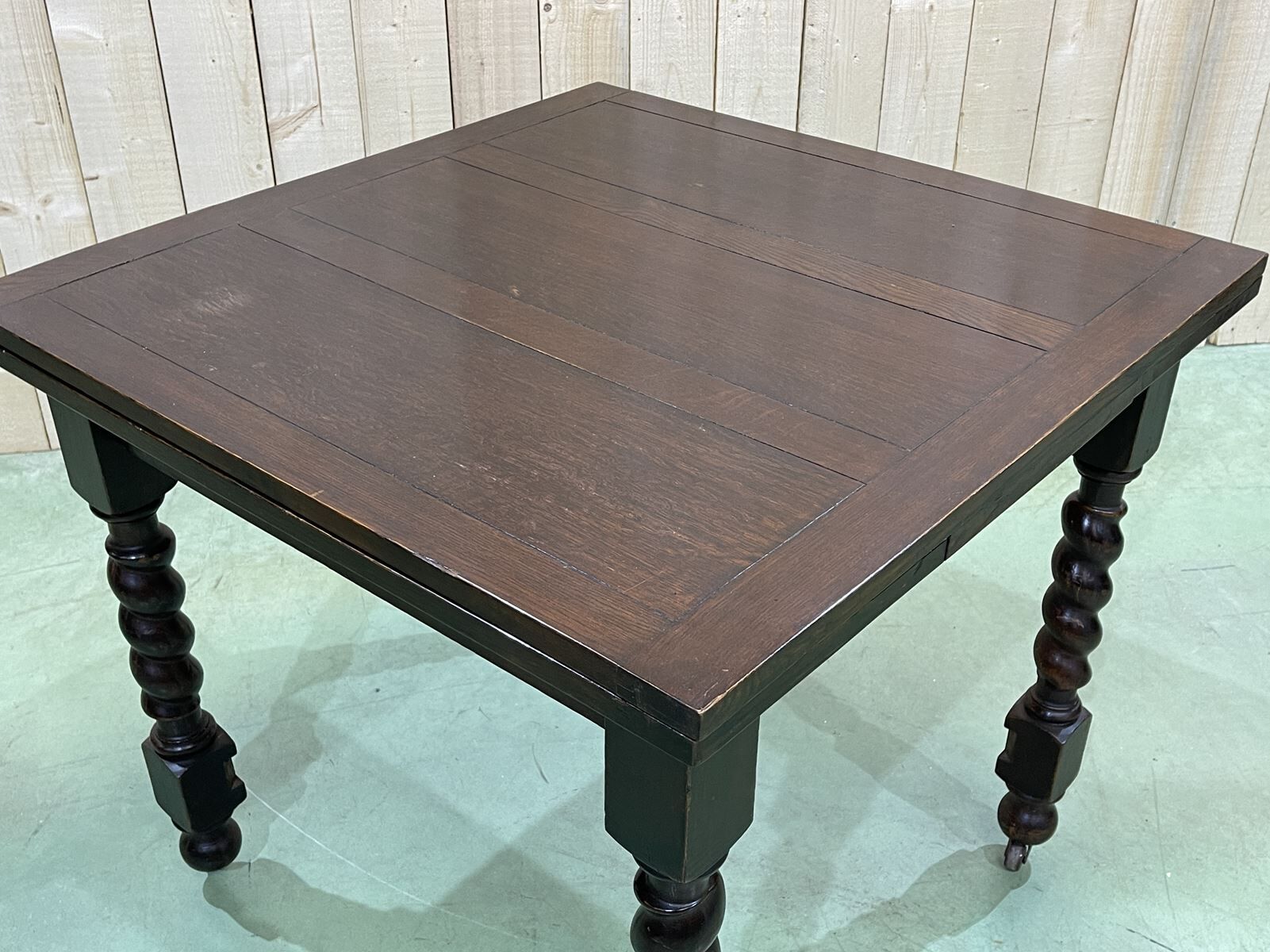 English oak table from the 1930s with 2 extensions