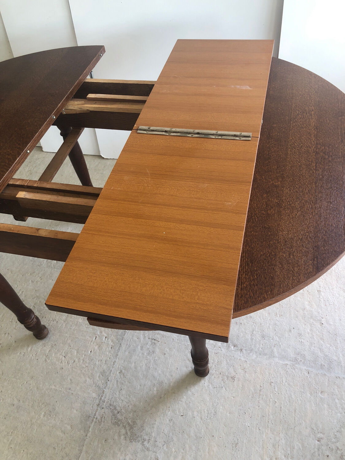 Table ronde avec rallonges et 4 chaises dossier cannage Vintage