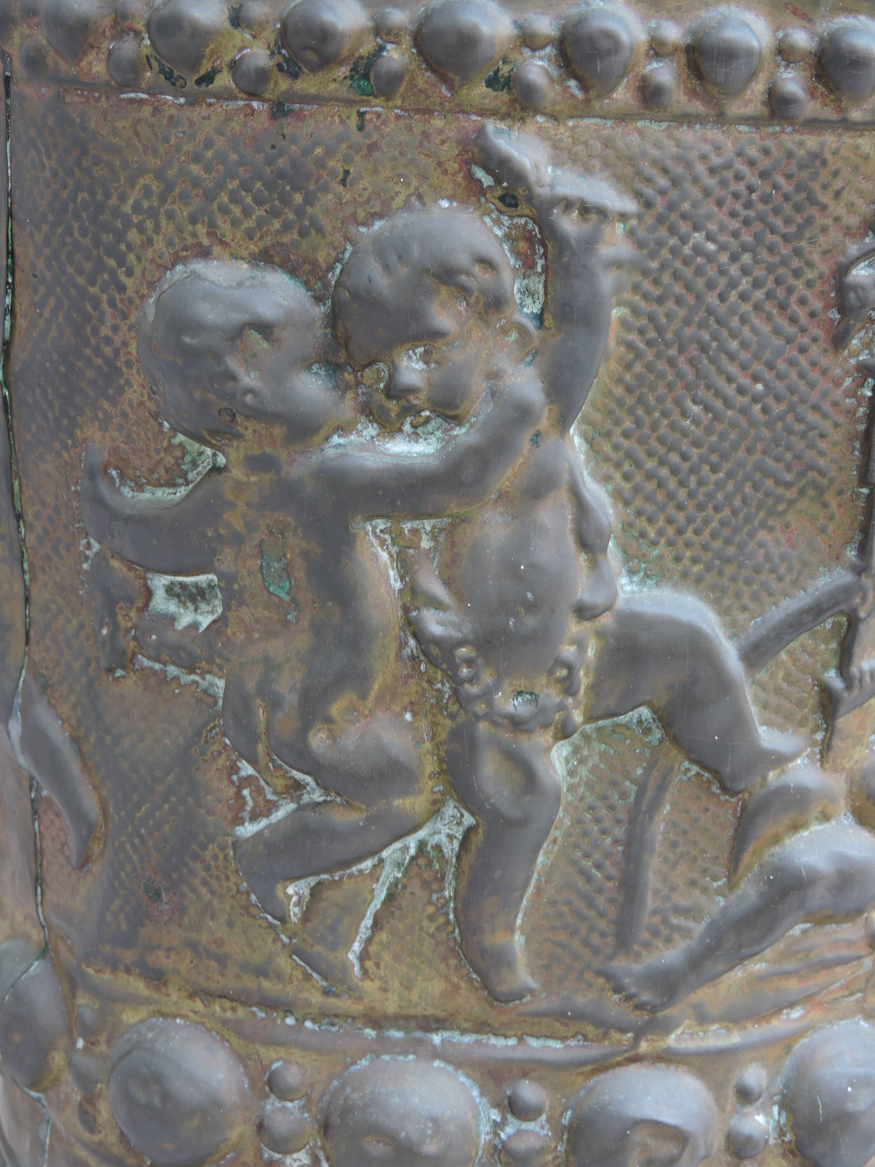 UMBRELLA HOLDER in copper with decoration in repelled CHERUBIN PUTTI ANGELOT, copperware XIX th century