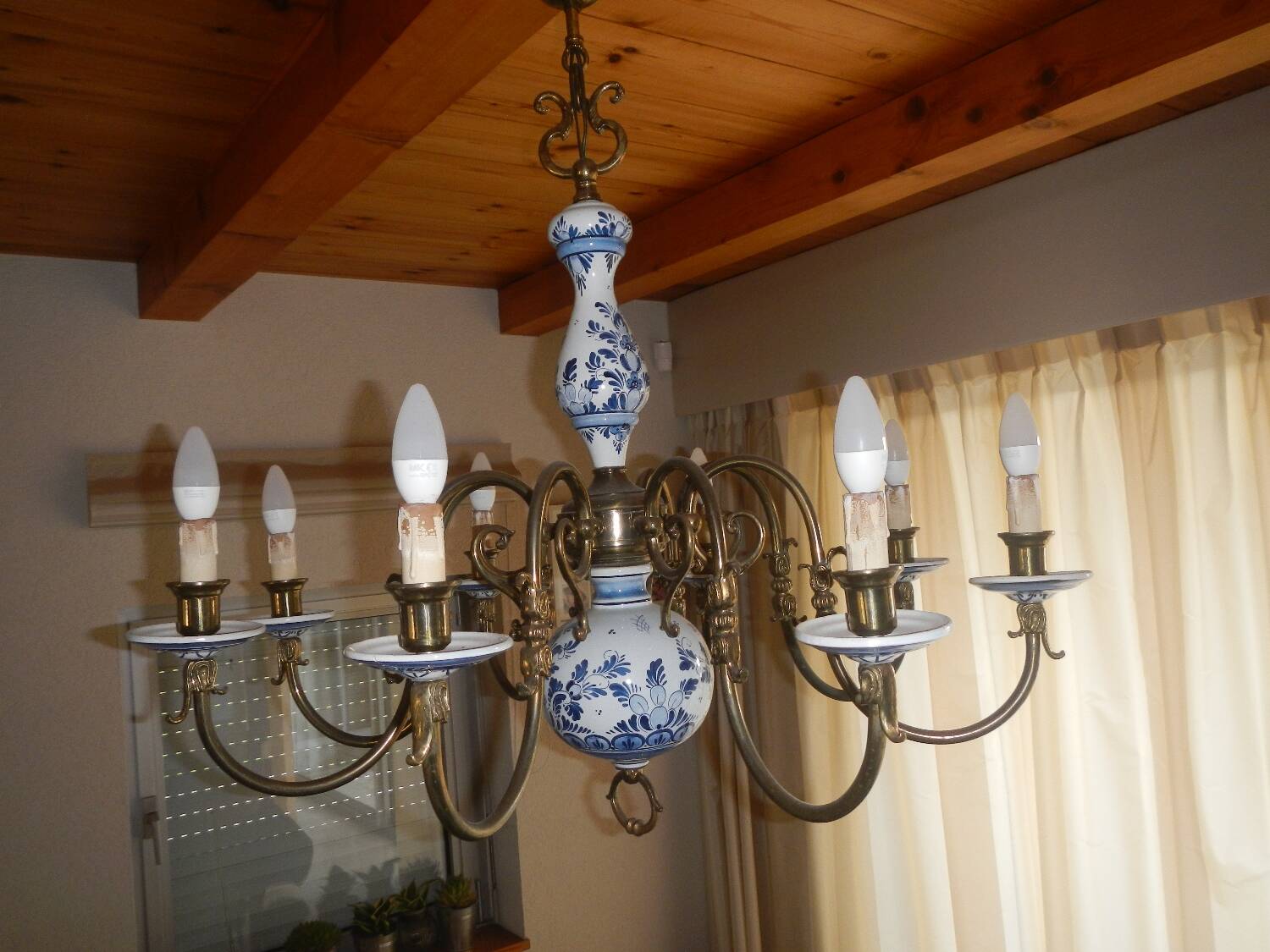 8-lamp ceramic electric chandelier