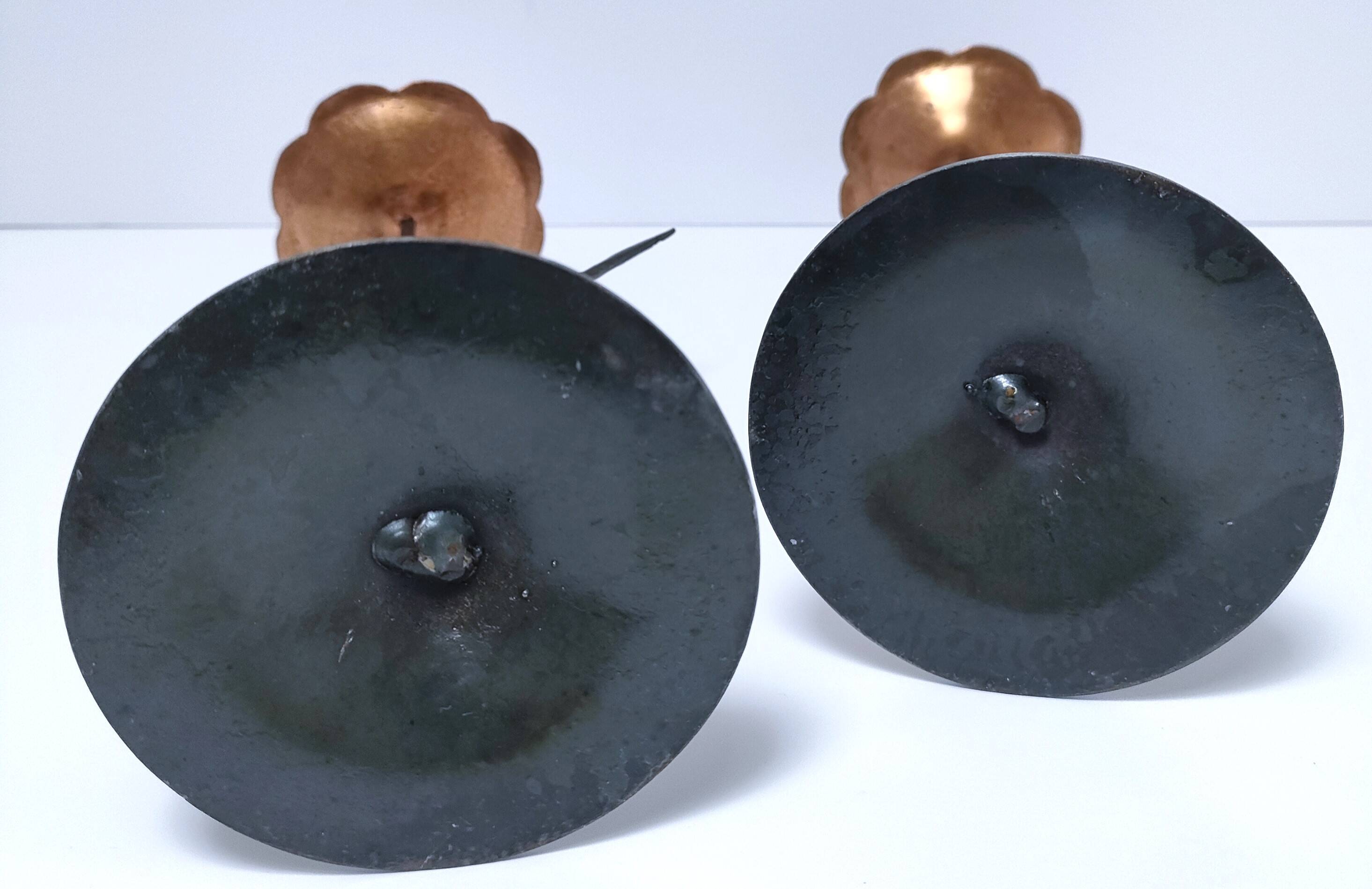 Pair of flower-shaped candlesticks in black metal and copper