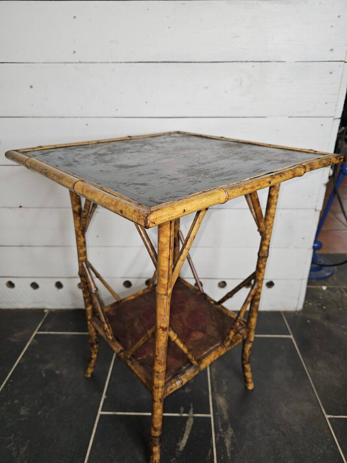 table en bois style bambou avec décor asiatique