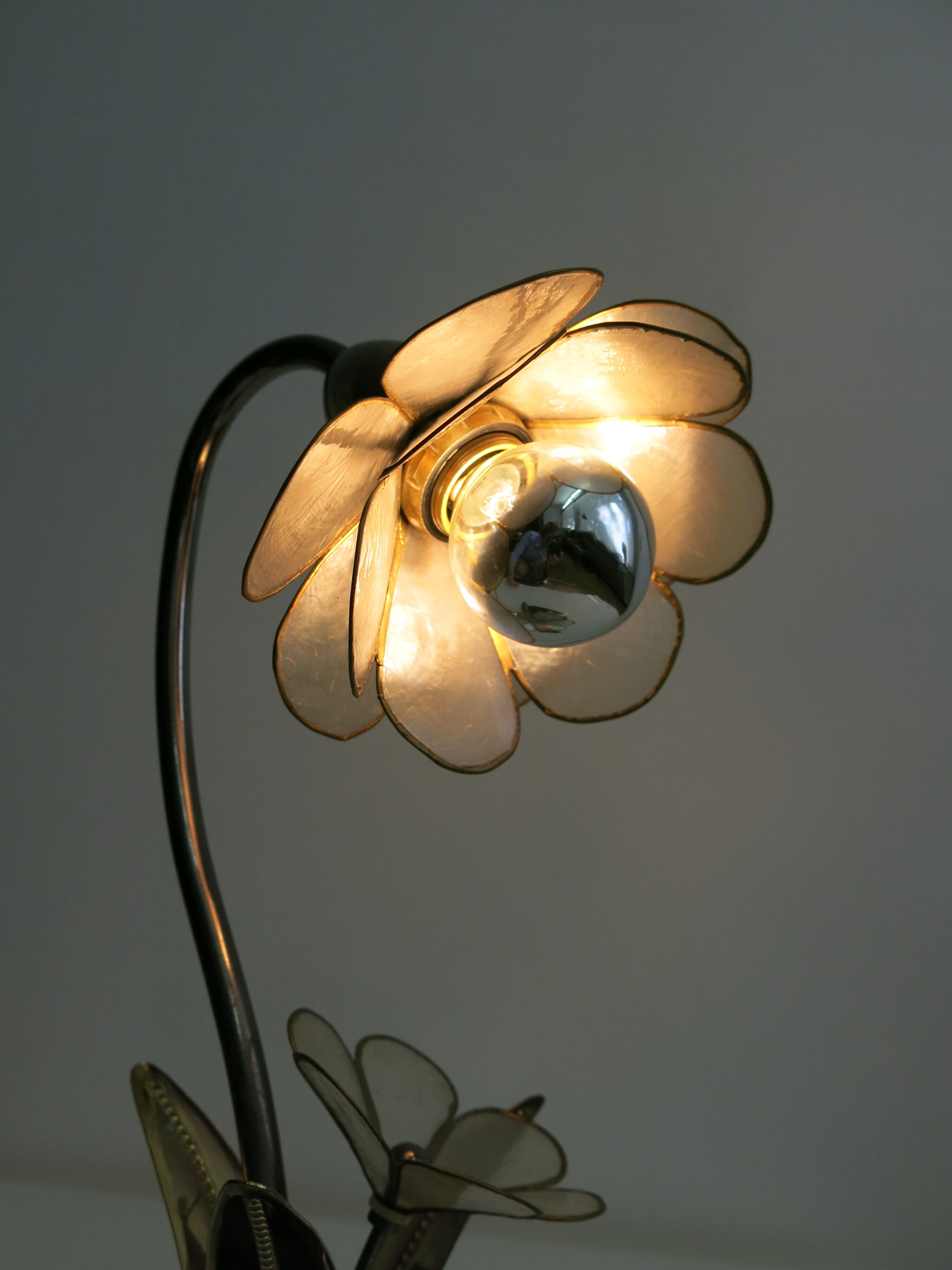 Lampe fleur en laiton et nacre
