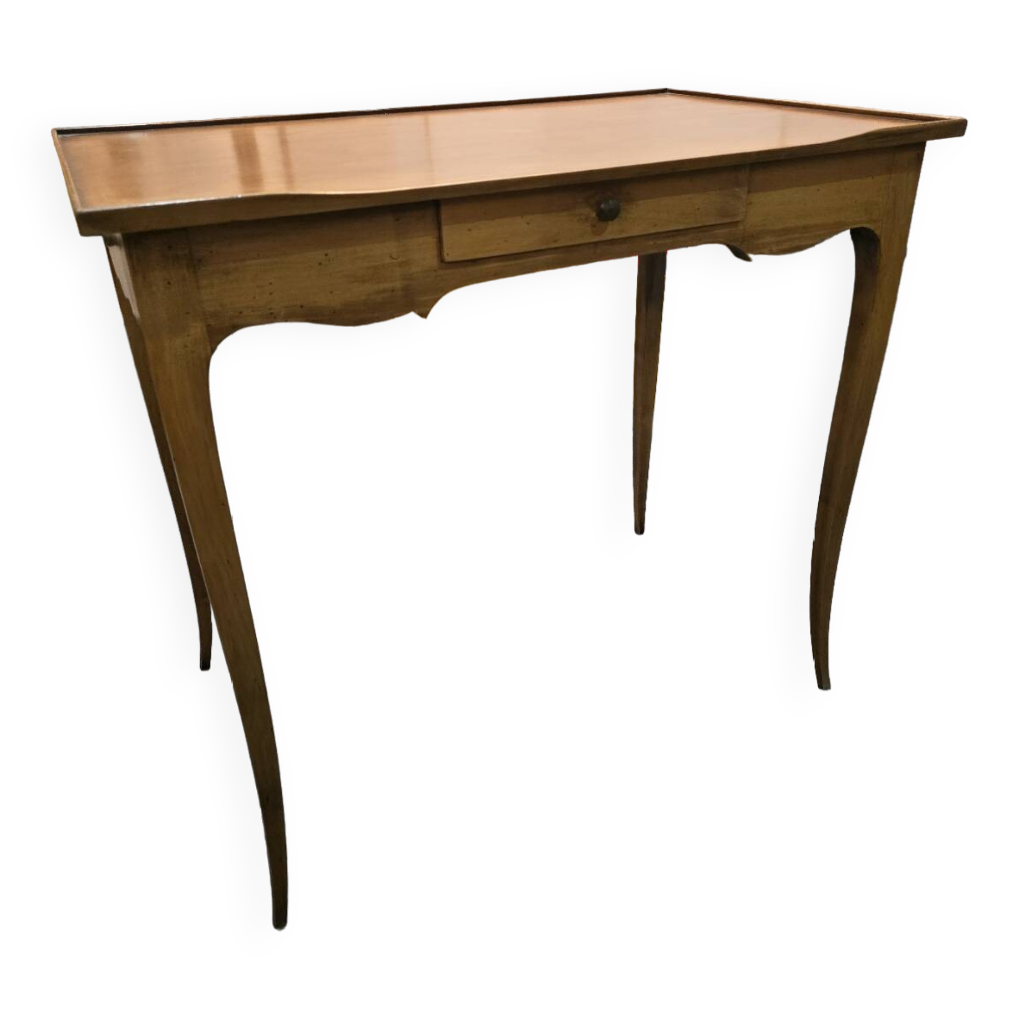 Table d’appoint en noyer style Louis XV