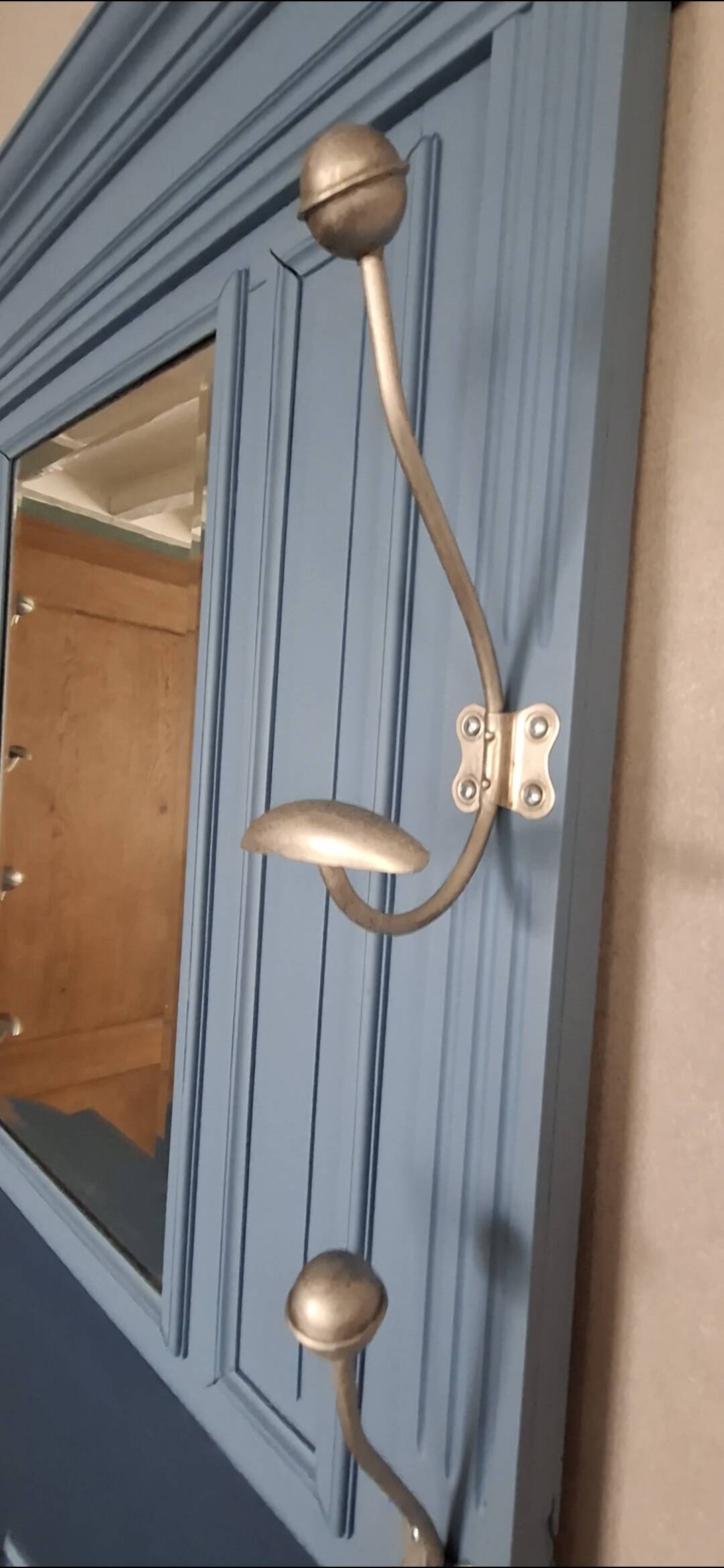 Wall-mounted locker room