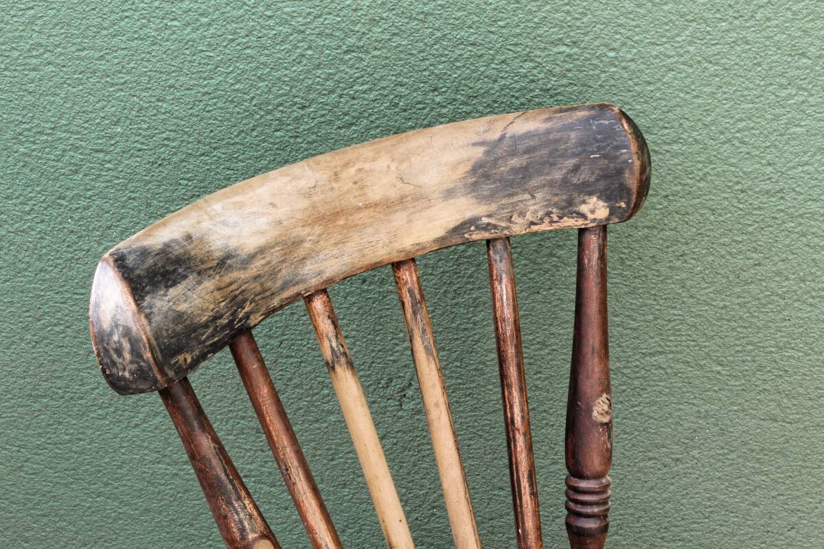 Rocking chair pour enfant en hêtre patiné, 19ème siècle