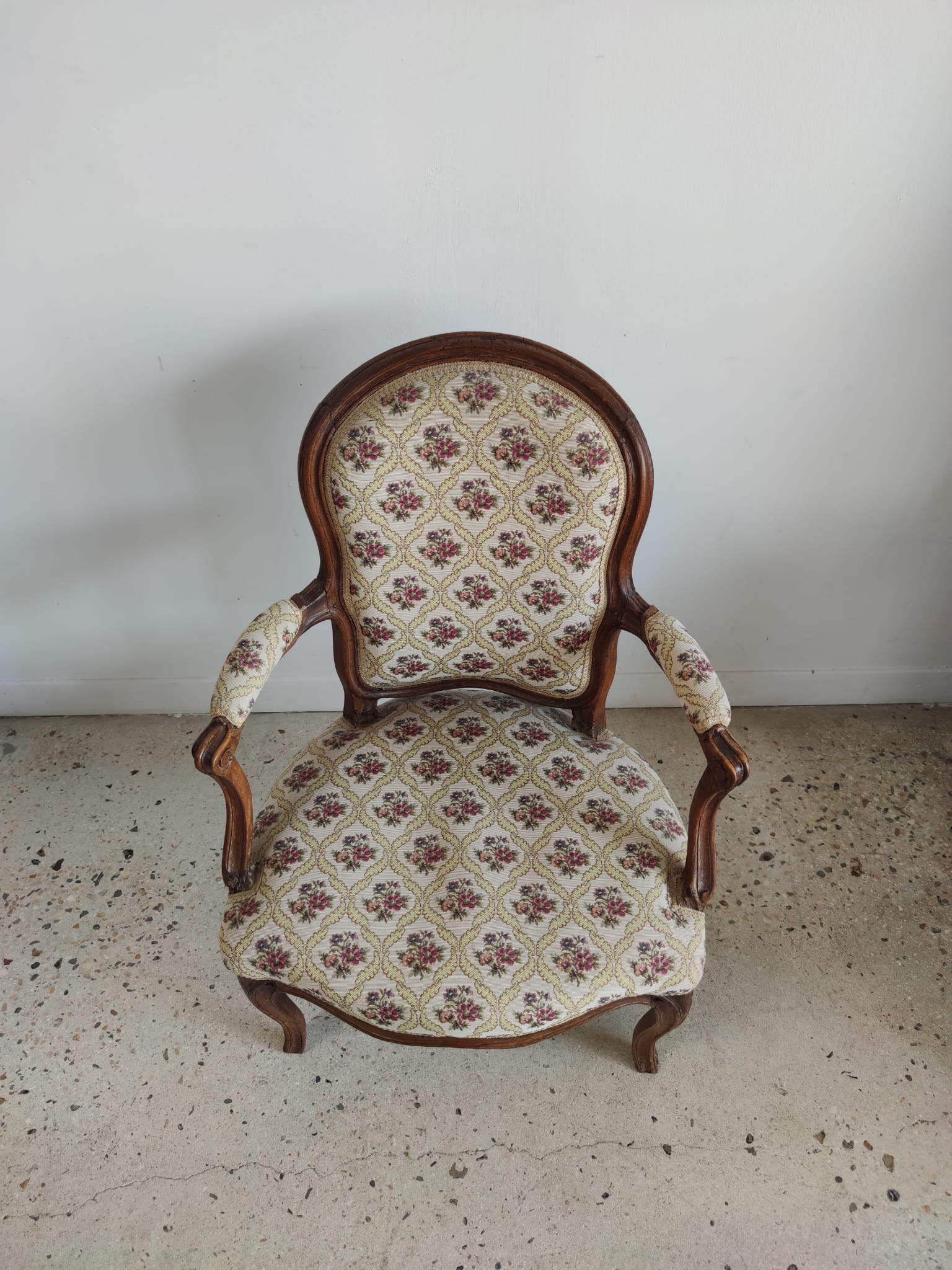 Fauteuil cabriolet de style Louis XVI garniture tapisserie fleurie