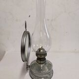 Ancienne lampe à pétrole en verre avec son miroir