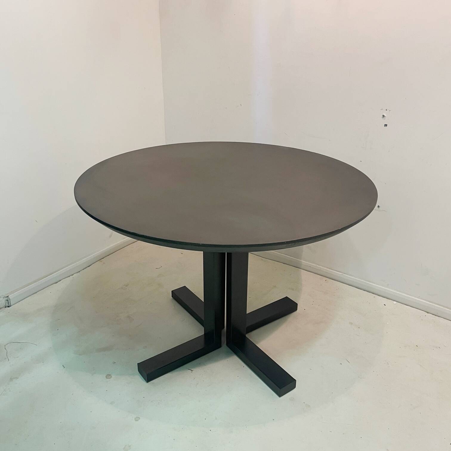 Contemporary Round Table