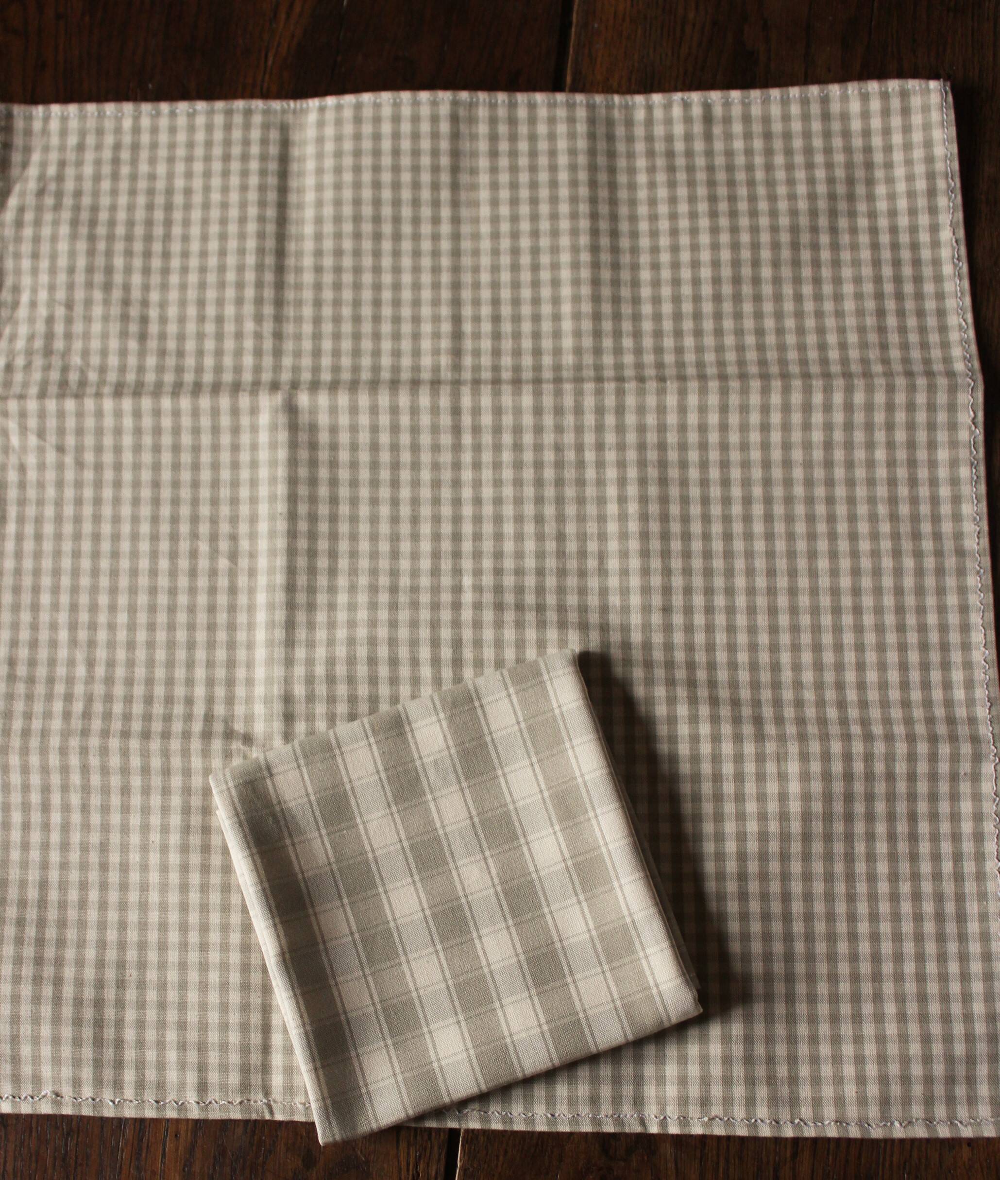 Lot 6 gingham cotton napkins and beige linen tiles