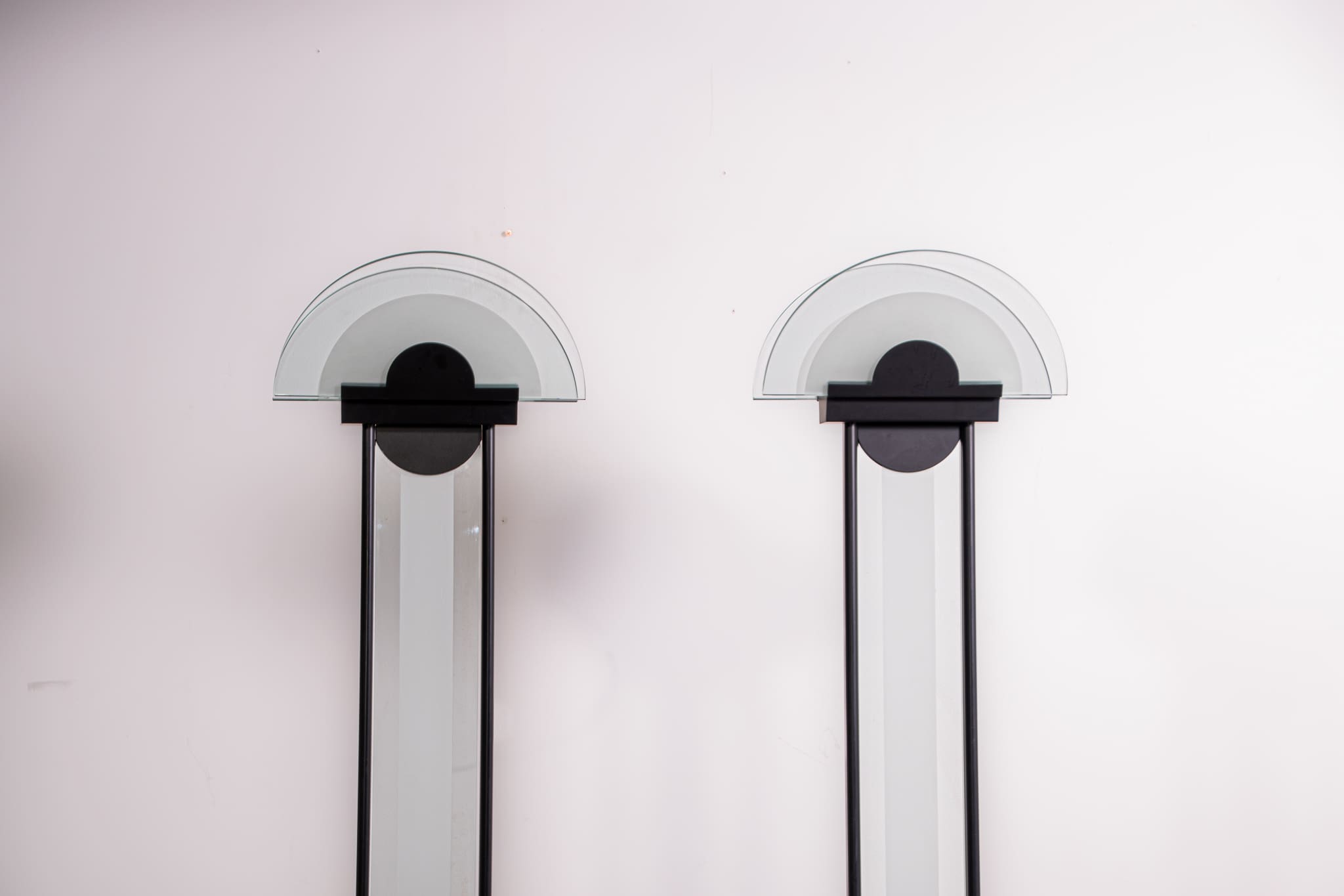 Ensemble de lampadaires en verre dépoli de style Memphis. Vers 1980.