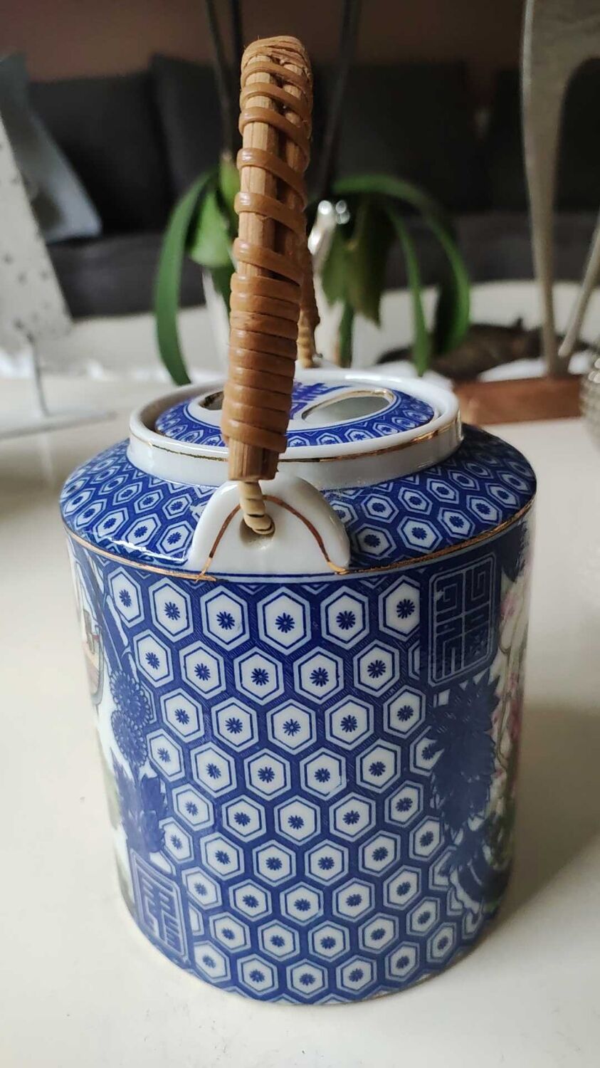 Japanese-inspired porcelain teapot.otifs Geishas kimonos, cherry blossoms