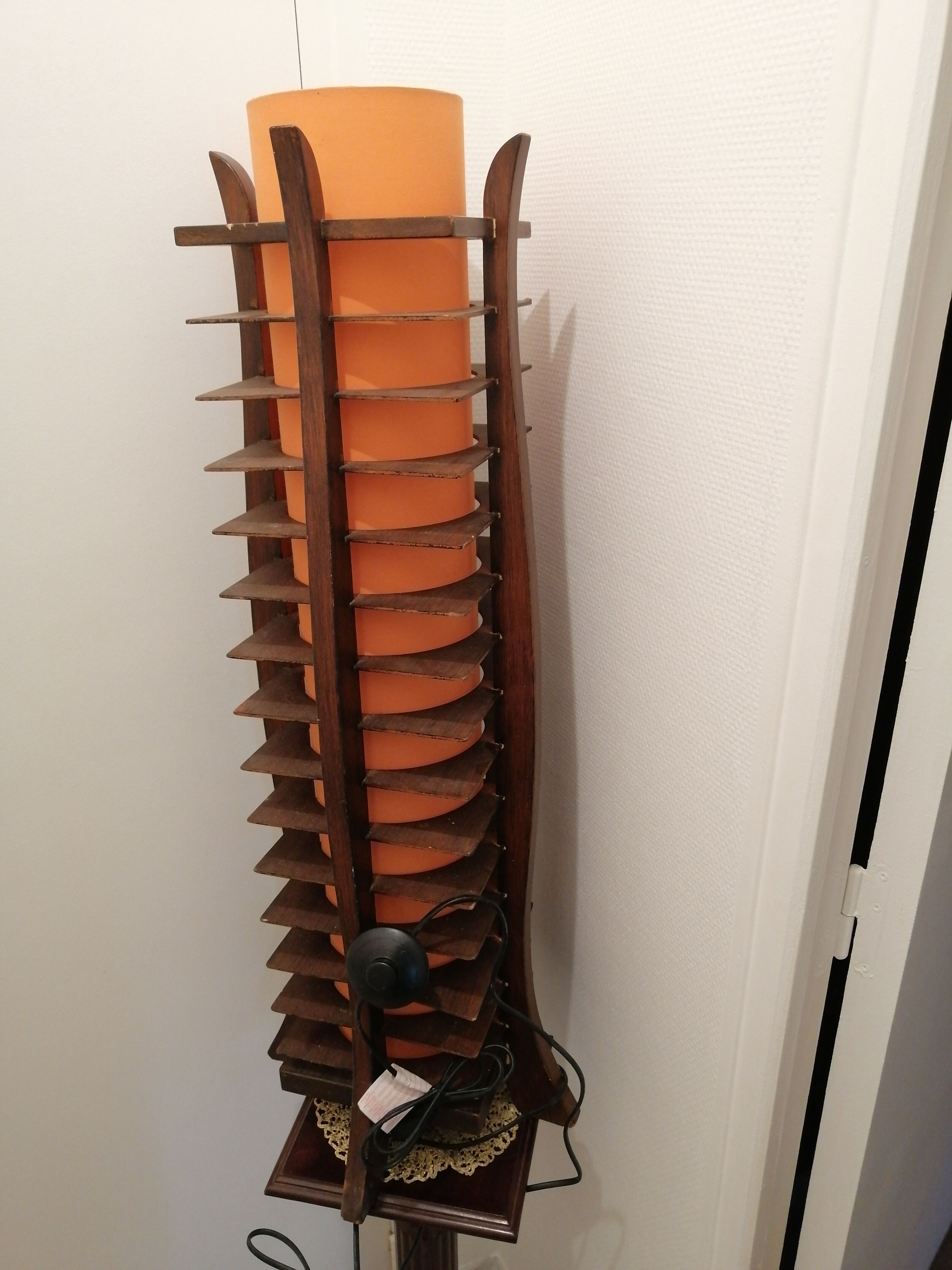 Lampe en bois ancienne vintage orange