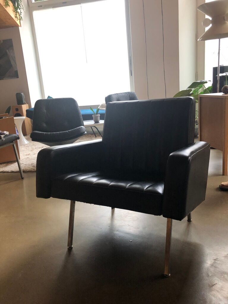 Vintage armchair in black skaï