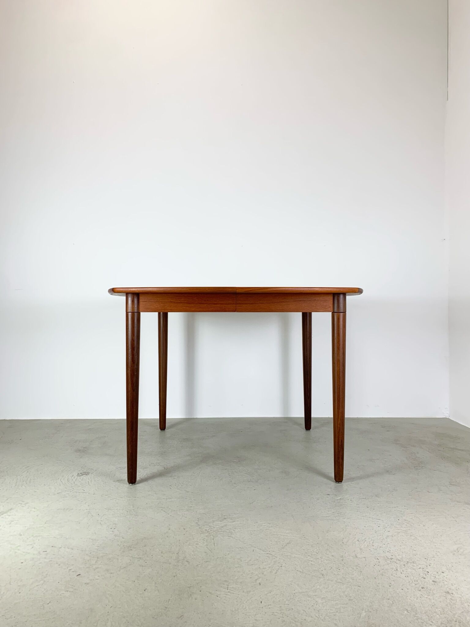 Extendable table by Gustav Bahus with 4 chairs by Peter Hvidt