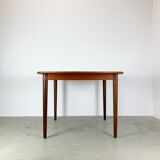 Extendable table by Gustav Bahus with 4 chairs by Peter Hvidt