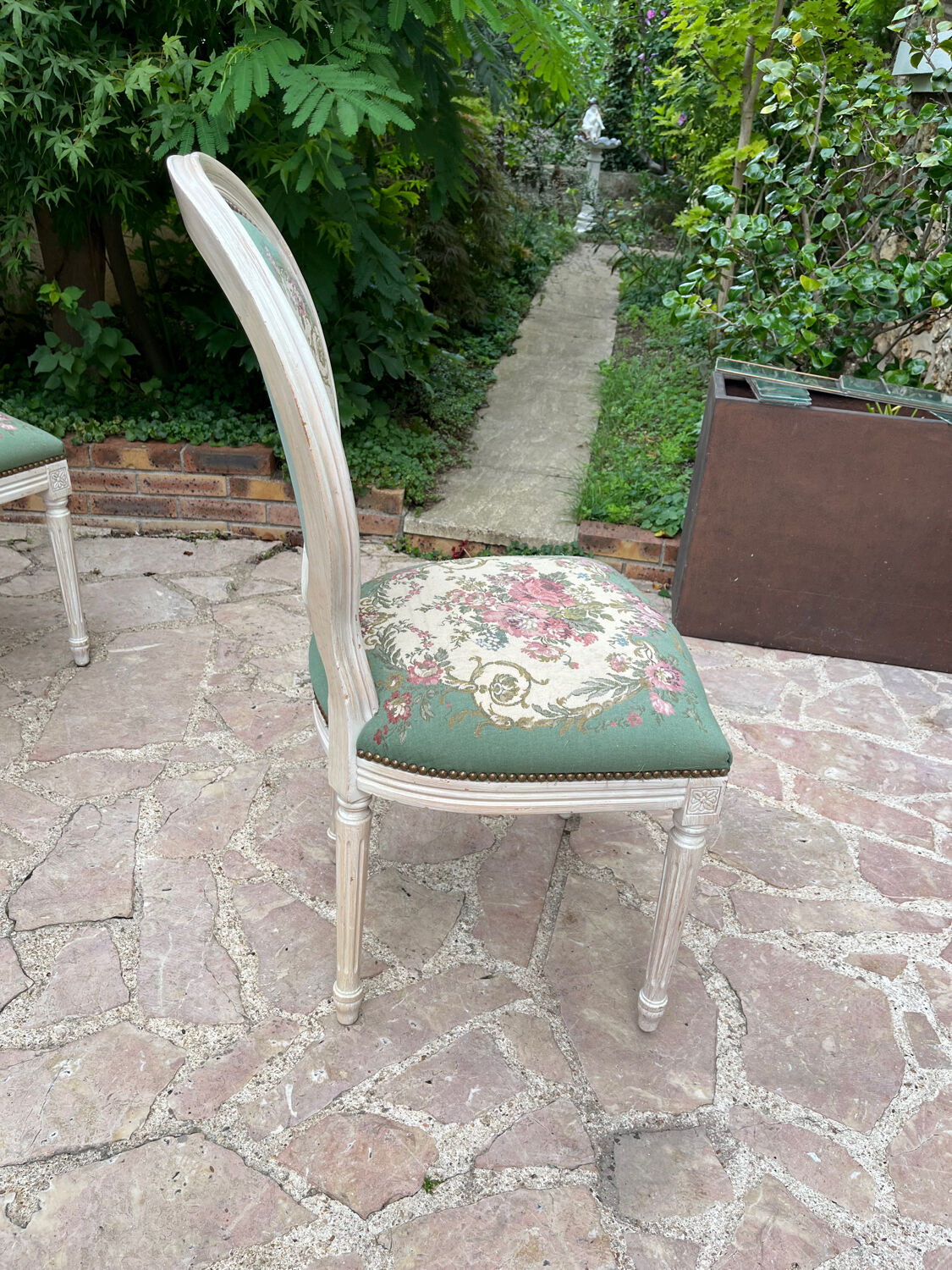 Paire de chaises médaillon