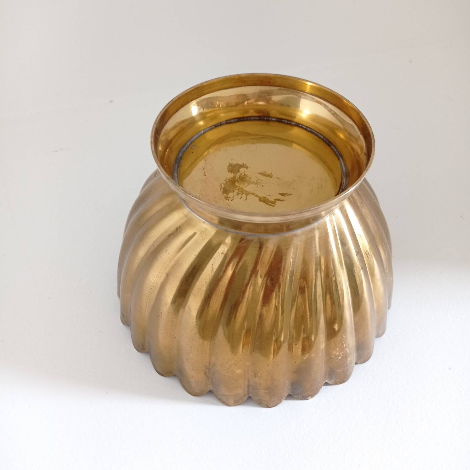 Scalloped cup in gilded brass