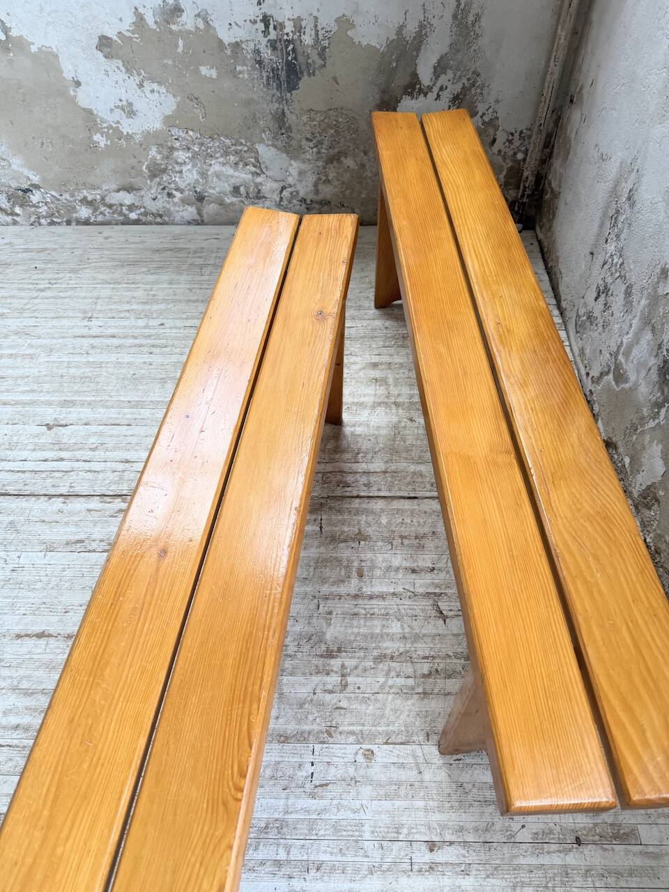 Paire de bancs en pin Charlotte Perriand Les arcs