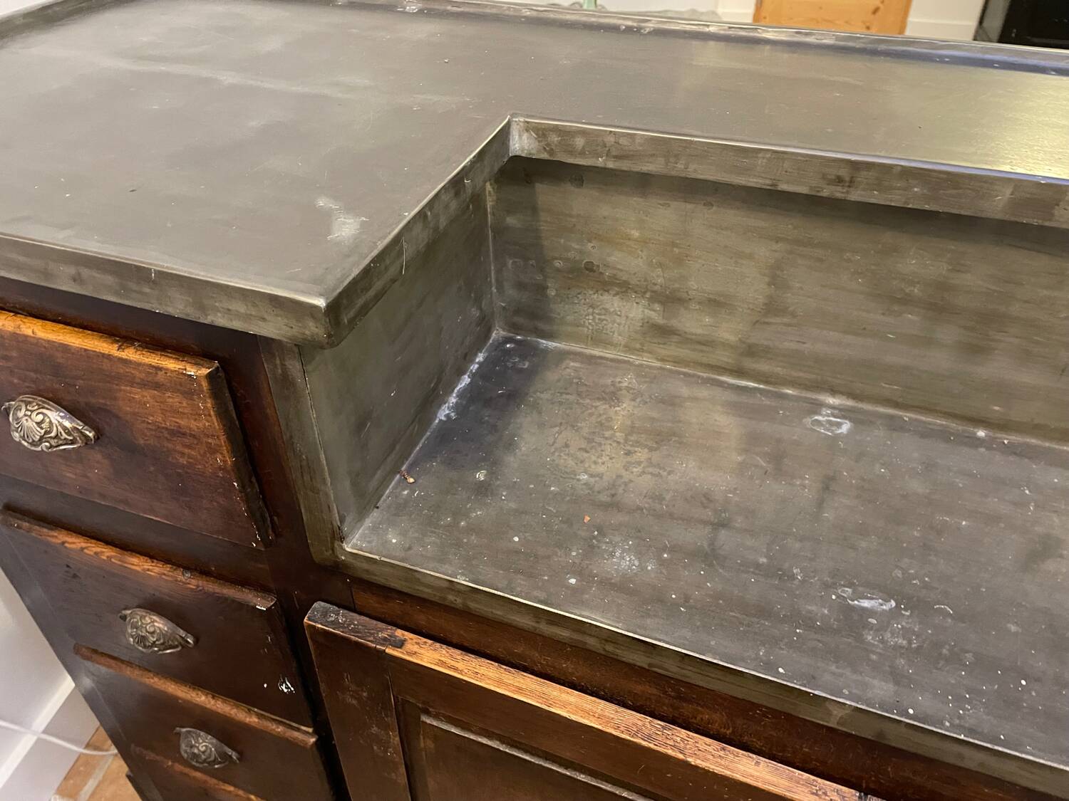 Tin bar counter from around 1920, approximately 1.70m.