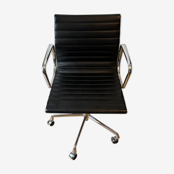 Chaise de bureau EA118 Eames Vitra en cuir et aluminium chromé