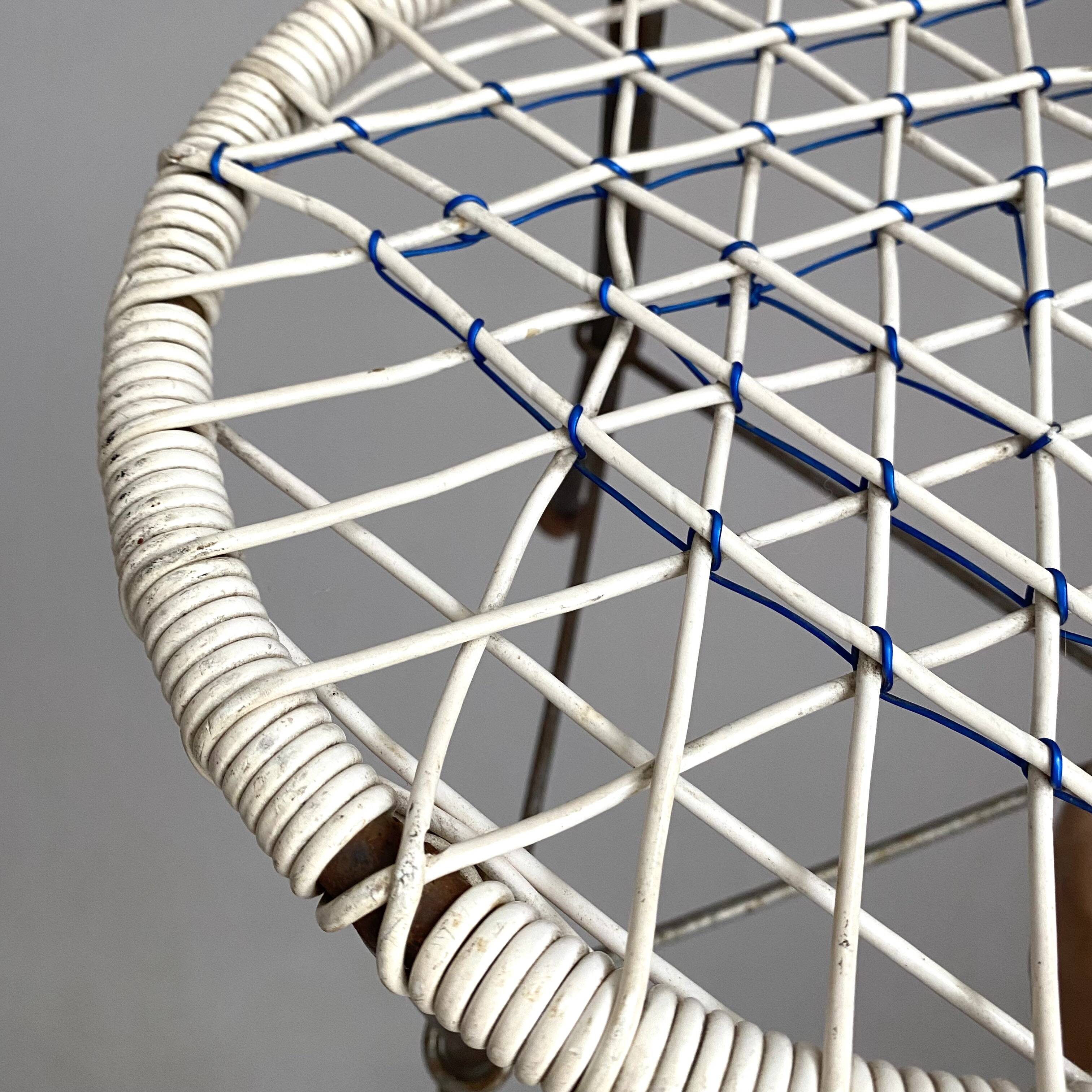 Folding stool in metal and braided scoubidou wire