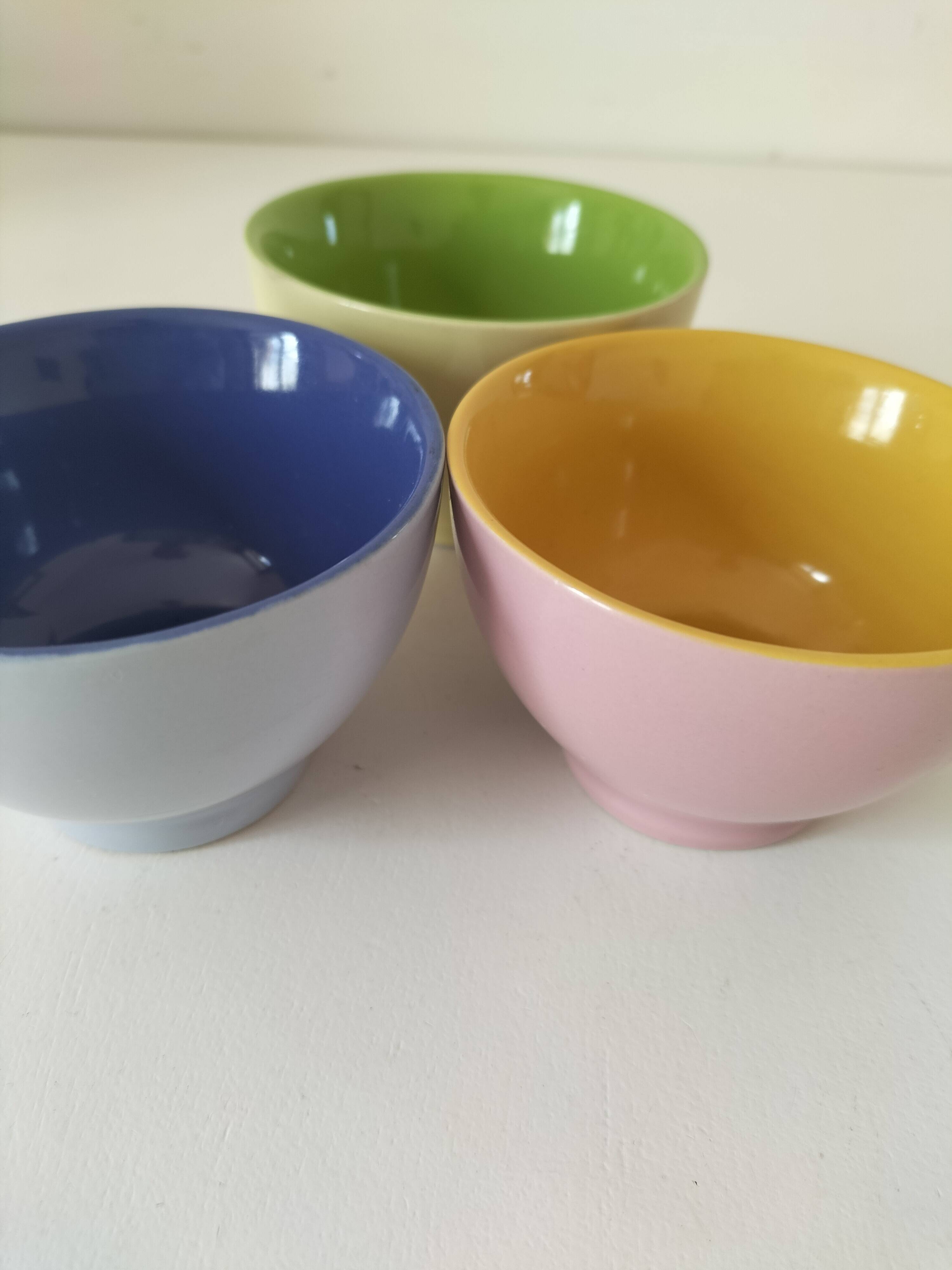 Set of three pastel two-tone mini bowls in glazed ceramic.
