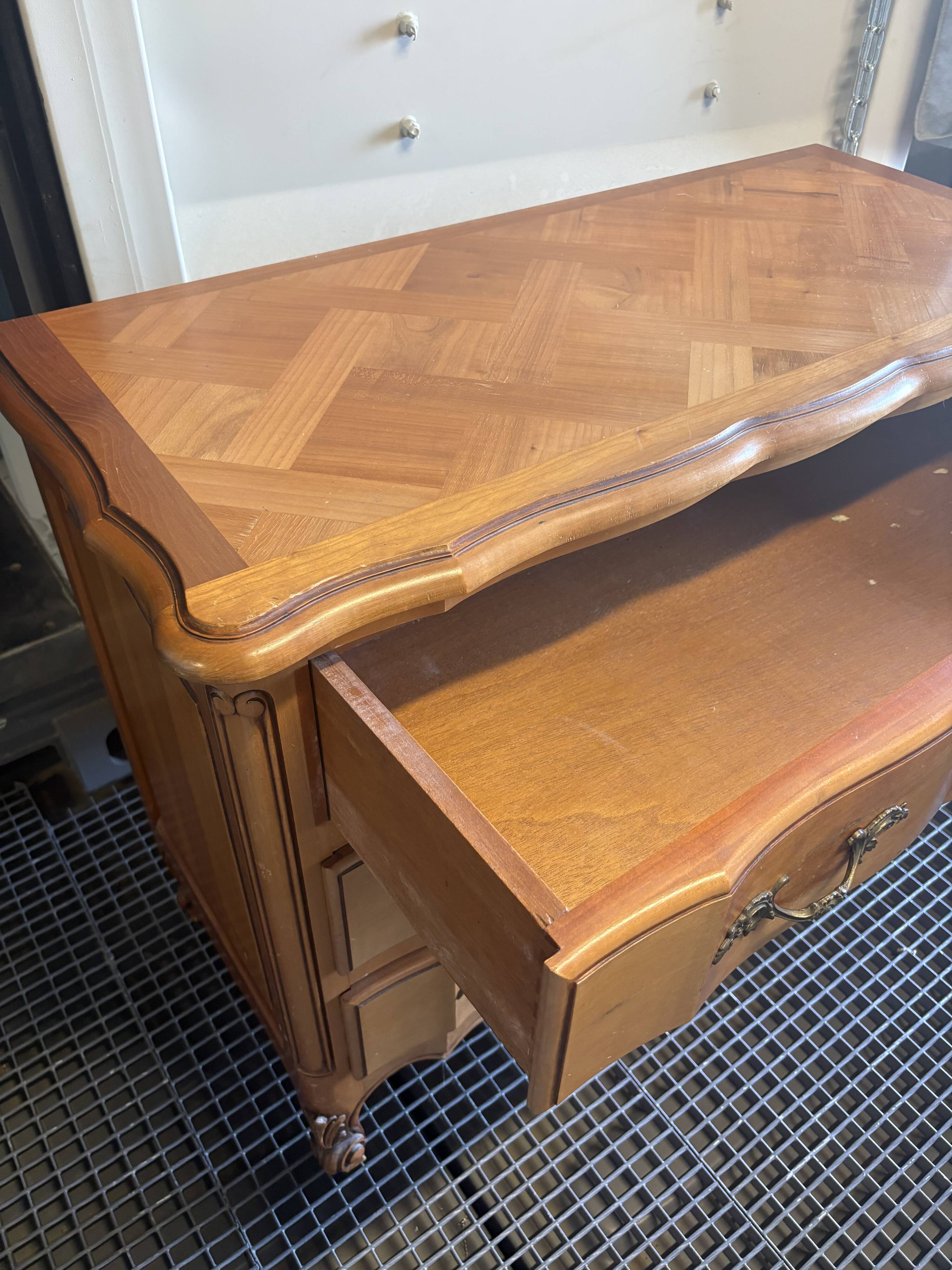 Curved 3-drawer commode in Louis XV style