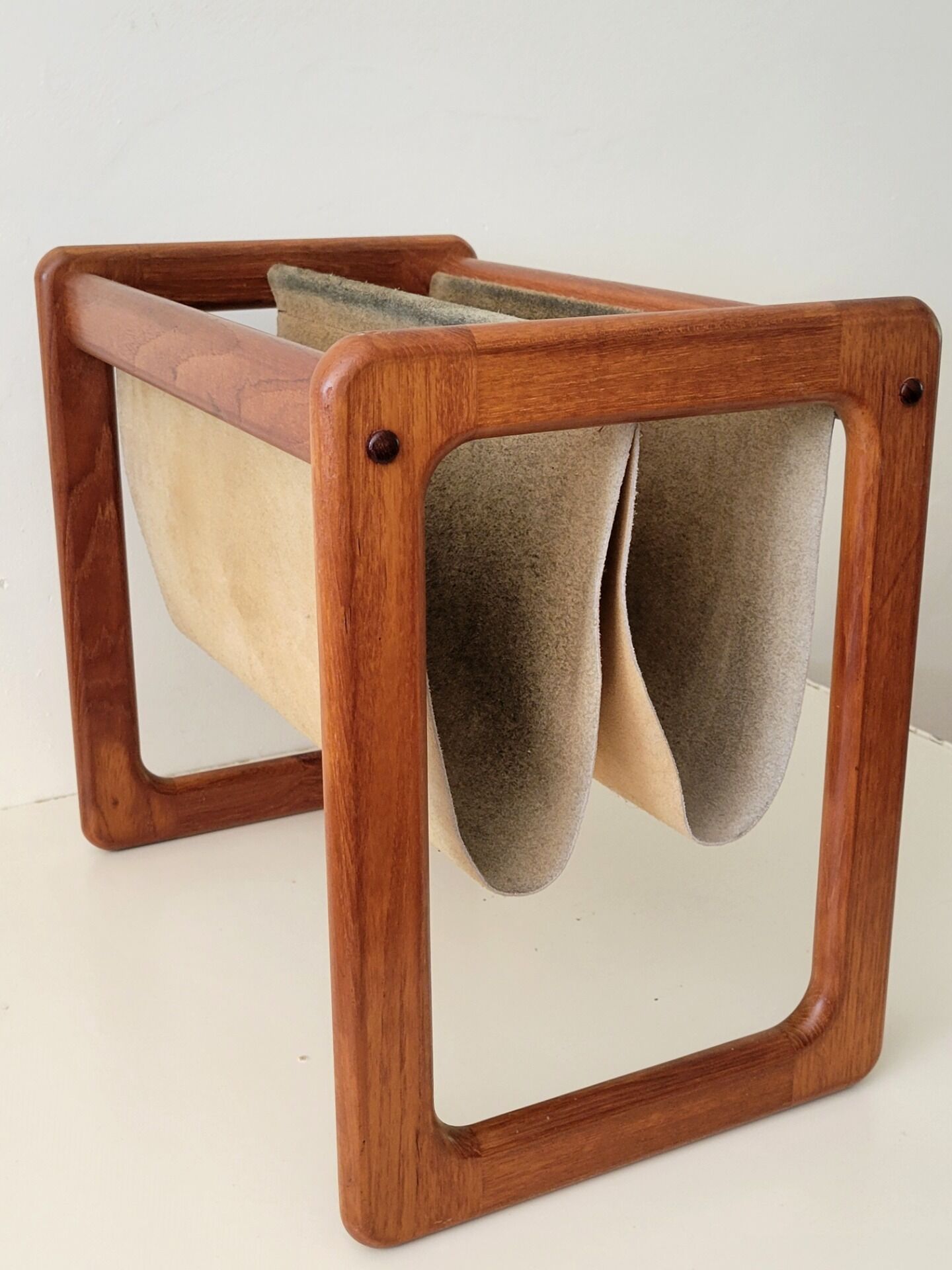 Vildbjerg magazine rack, Danish Mid Century Modern magazine rack in teak and suede