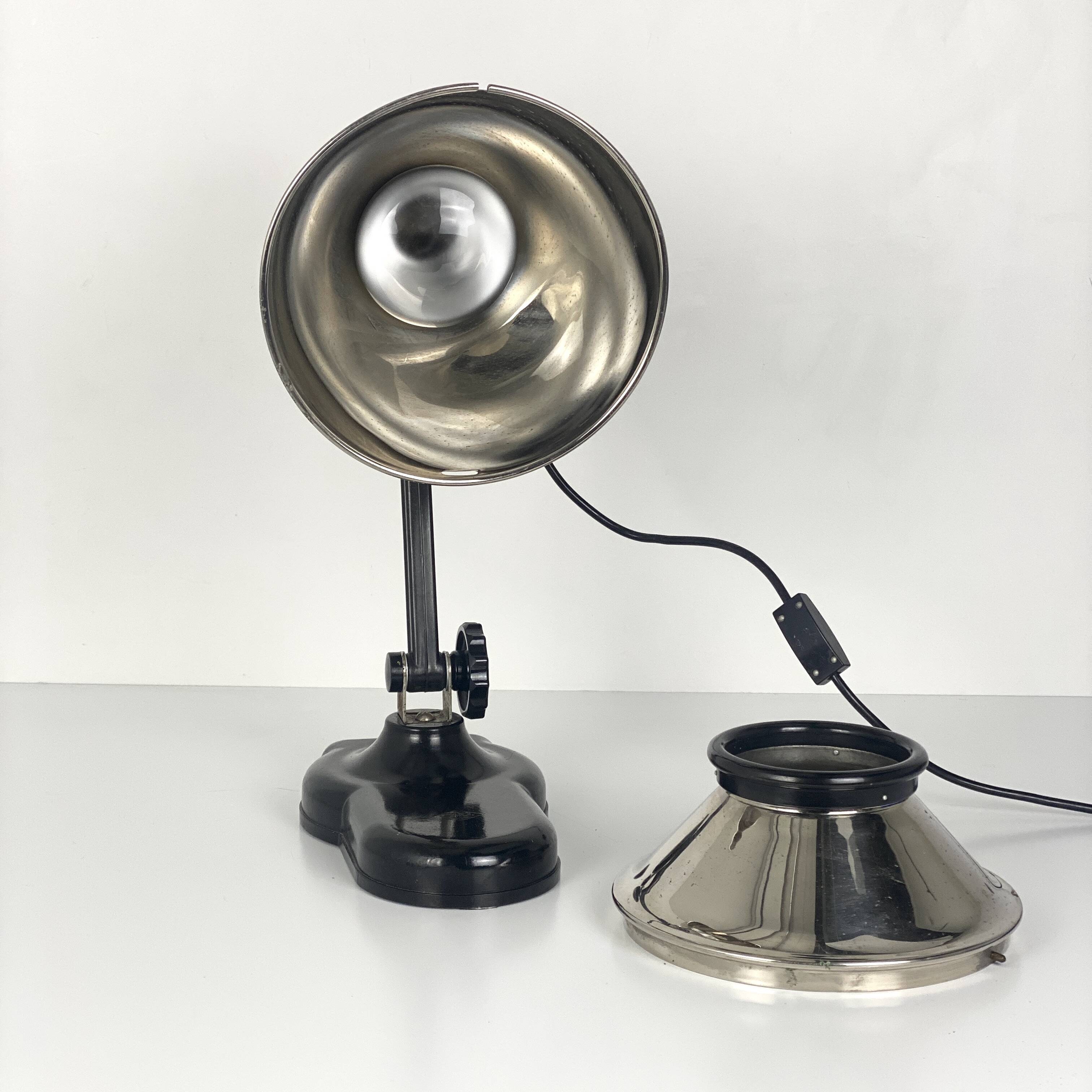 Lampe directionnelle Streamline en chrome et bakélite — vers 1940