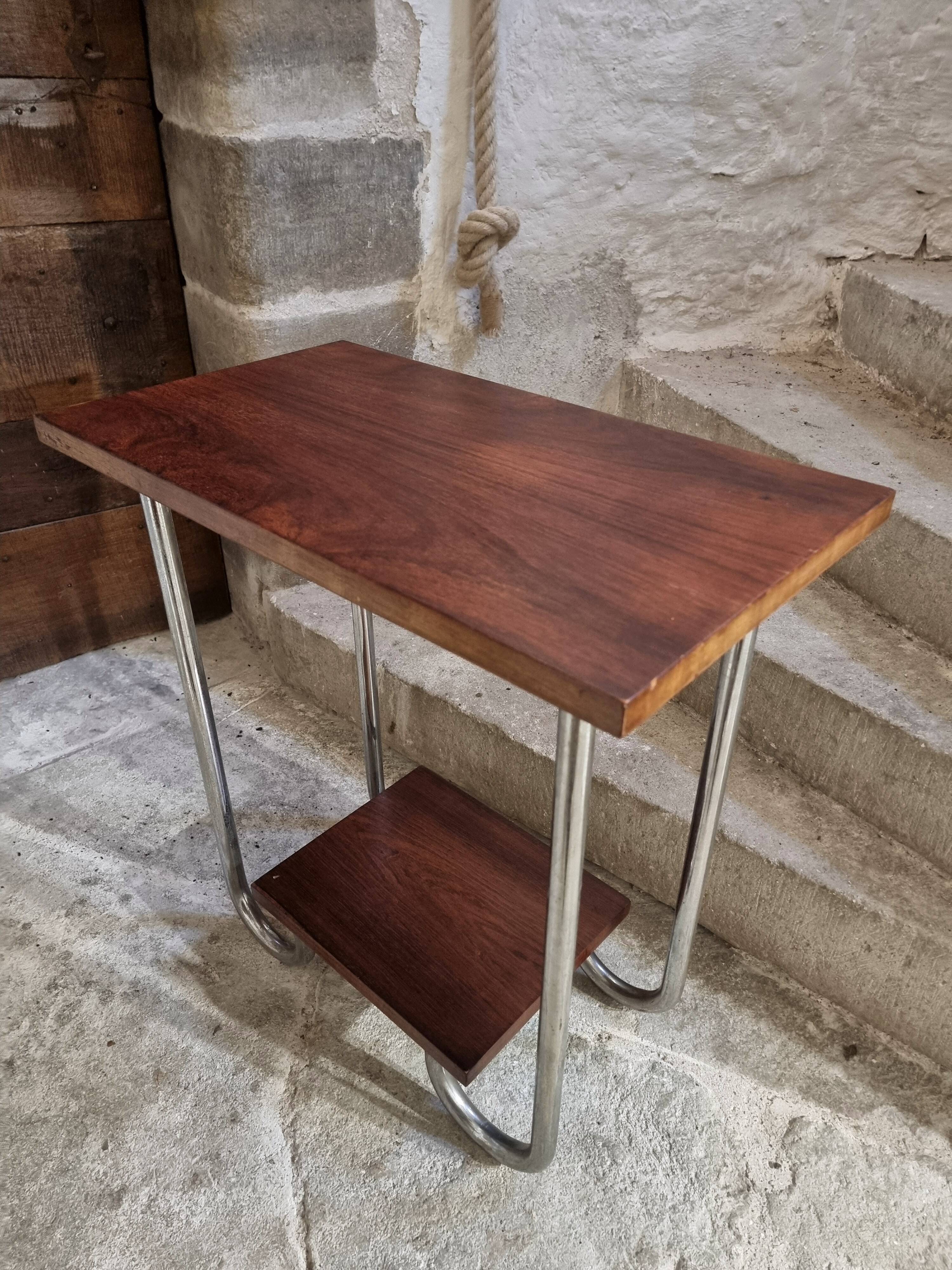 Table d'appoint moderniste française en placage acajou, 1930s–1950s