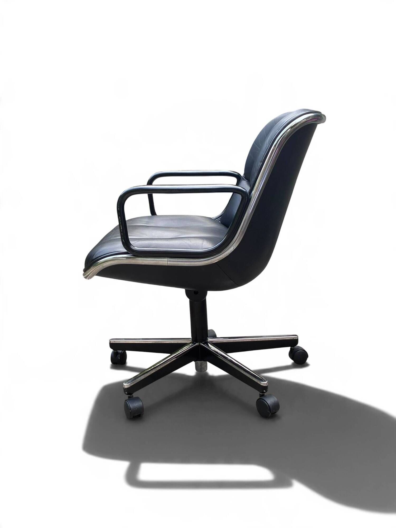 Charles Pollock – Executive Knoll office chair in black leather