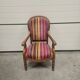 Fauteuil ancien en velours rayé multicolore à pieds tourné