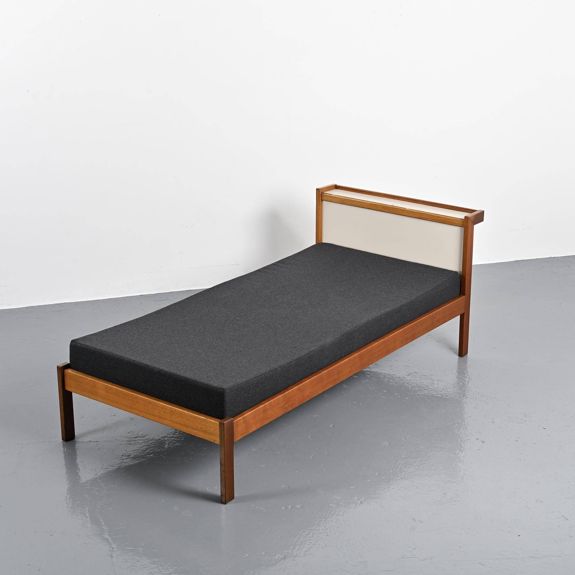 Lit en acajou à système Tigette par André Sornay, vers 1960