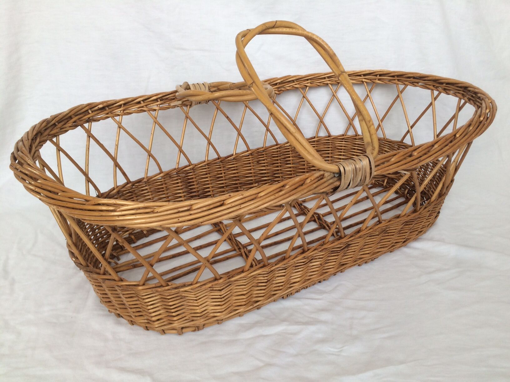Bassinet in rattan, his mattress, pillow and bed linens
