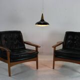 Ensemble de deux fauteuils au design scandinave avec coussins en cuir noir