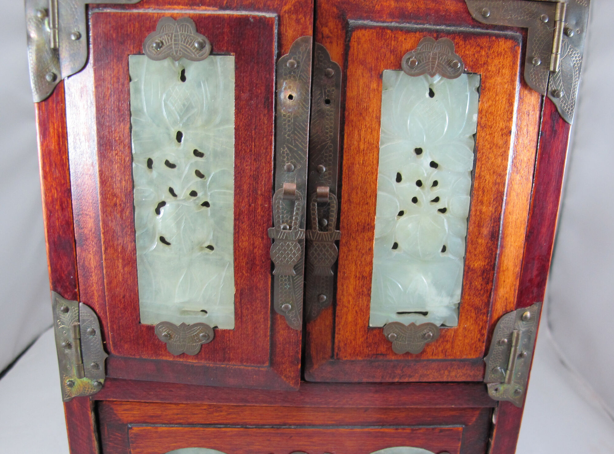 large Wooden Chinese jewelry box decorated with jade plates n°2