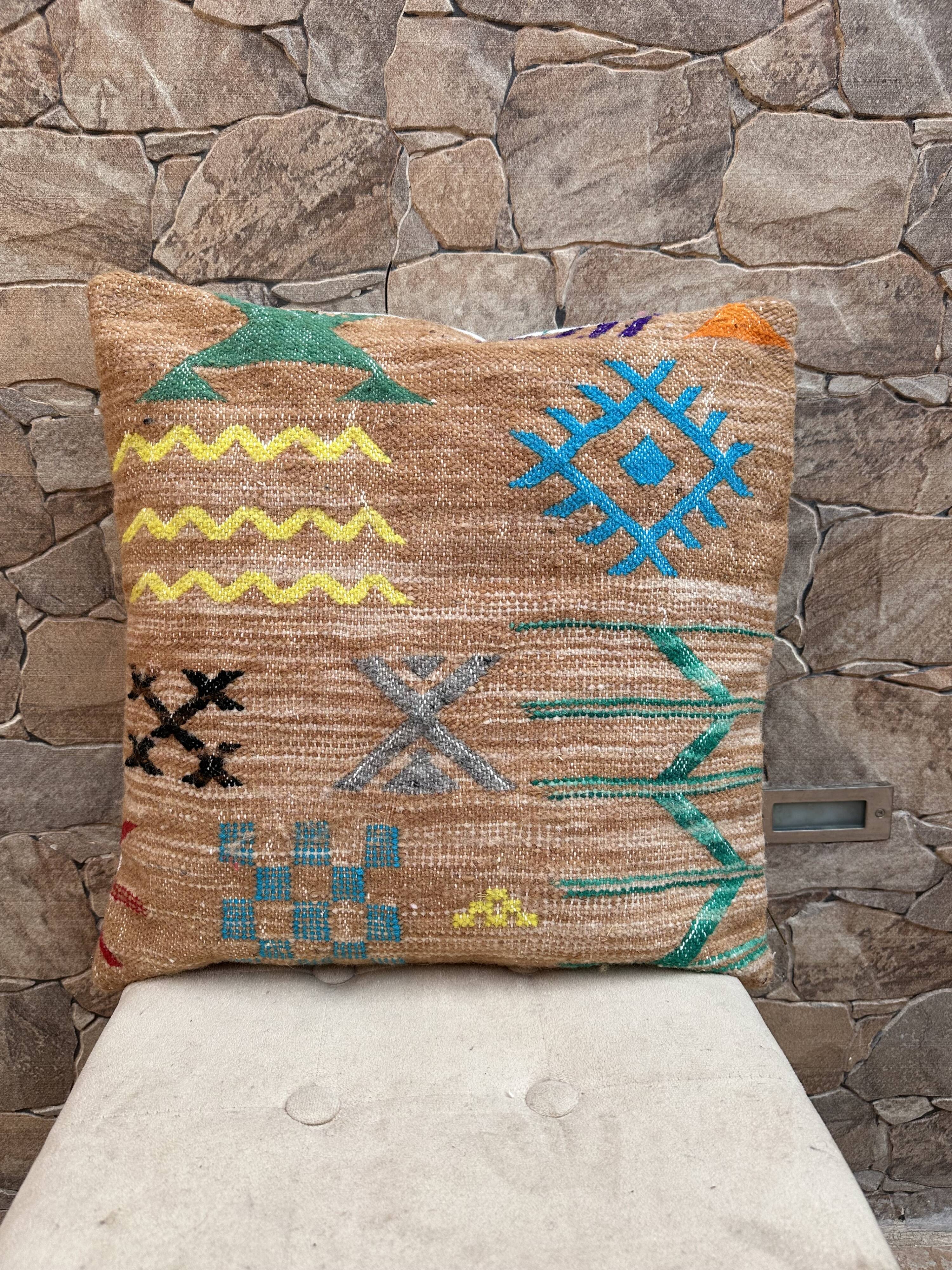 Handmade Moroccan Kilim cushion cover: Bohemian decorative cushion