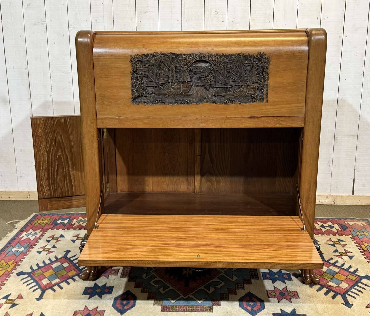 Chinese bar in richly carved teak, work from the 1980s.
