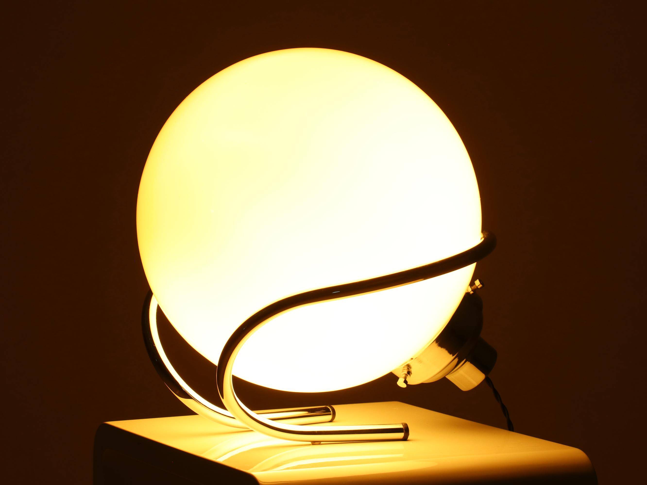 Lampe de table globe en chrome et verre blanc, Italie, années 1970