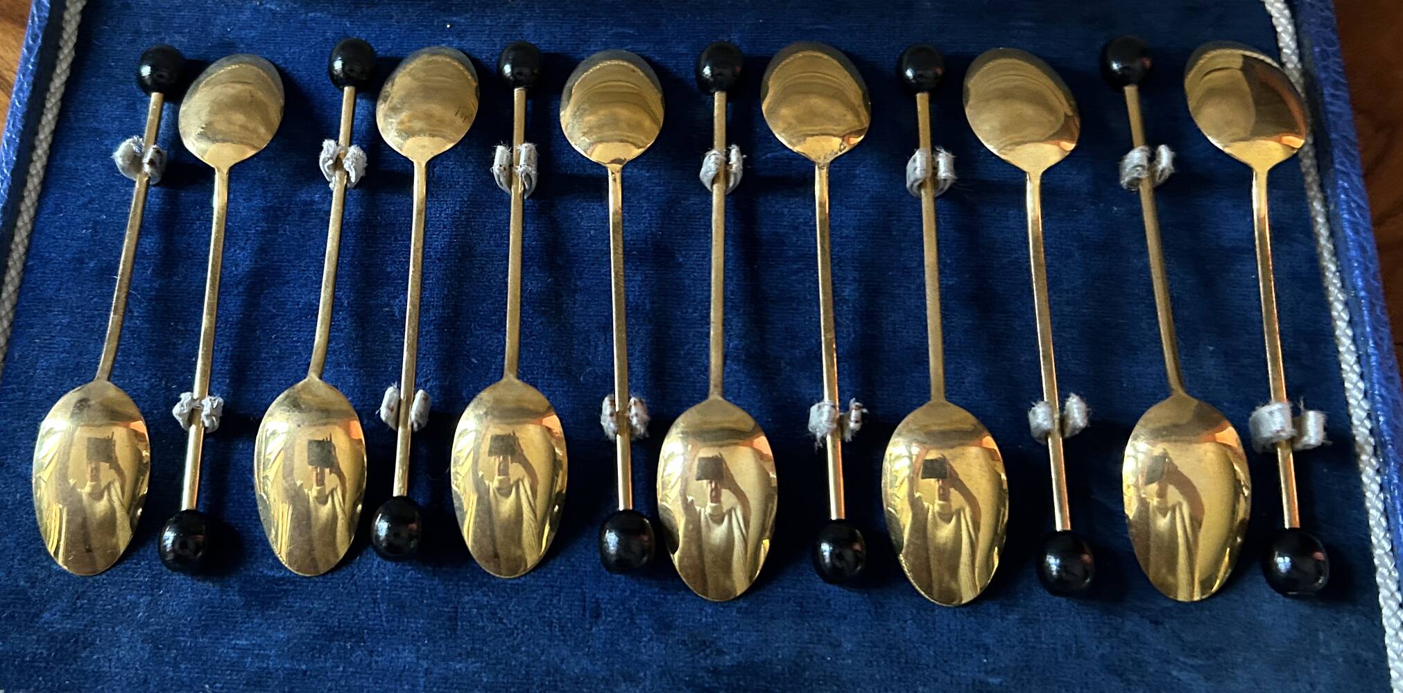 Coffret de 12 cuillères à café / moka vintage  en  métal doré, Cristofle.