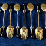 Coffret de 12 cuillères à café / moka vintage  en  métal doré, Cristofle.