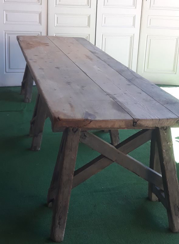 Workshop table with tray on trestles