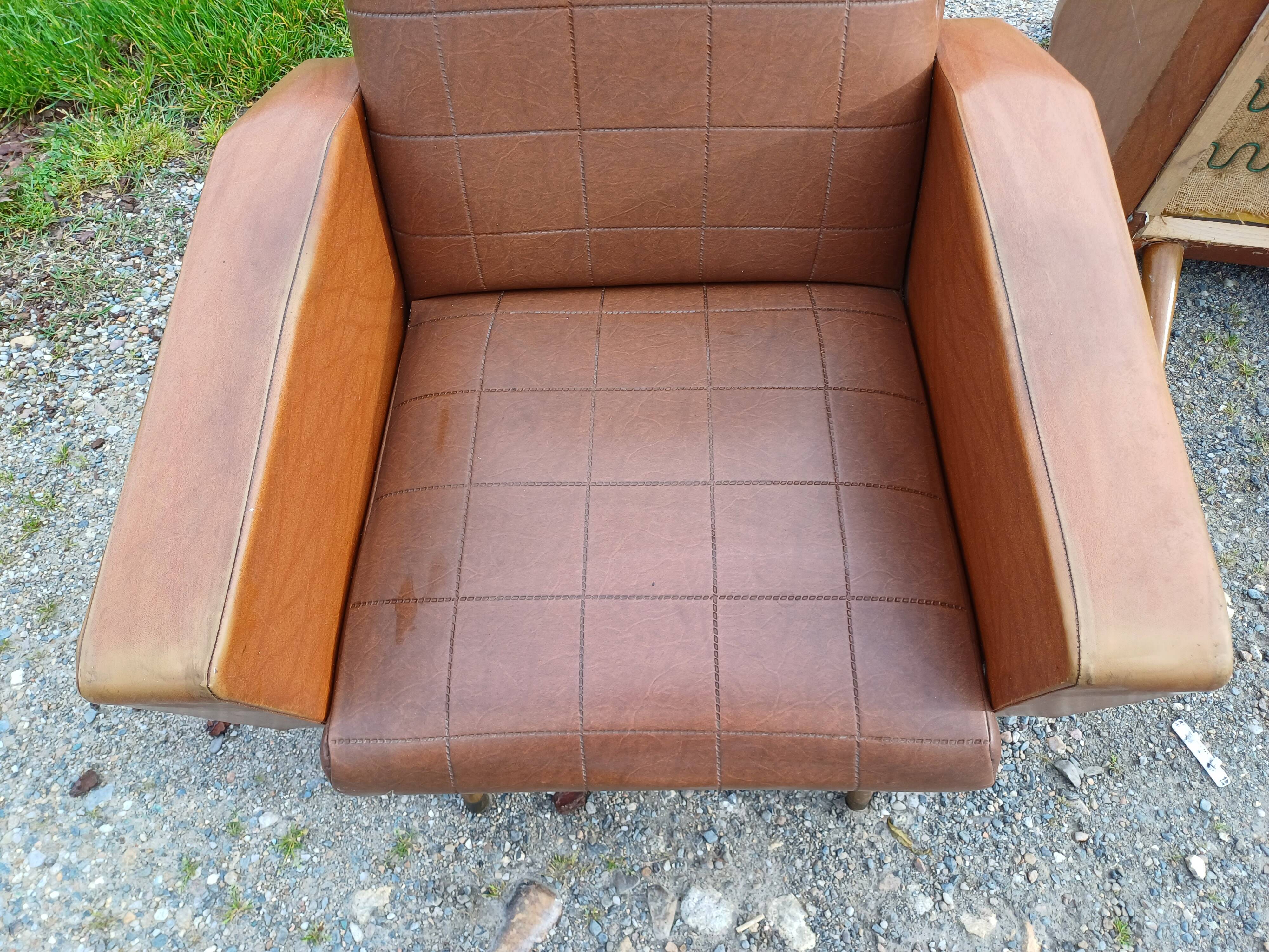 Paire de fauteuils vintage en skaï marron