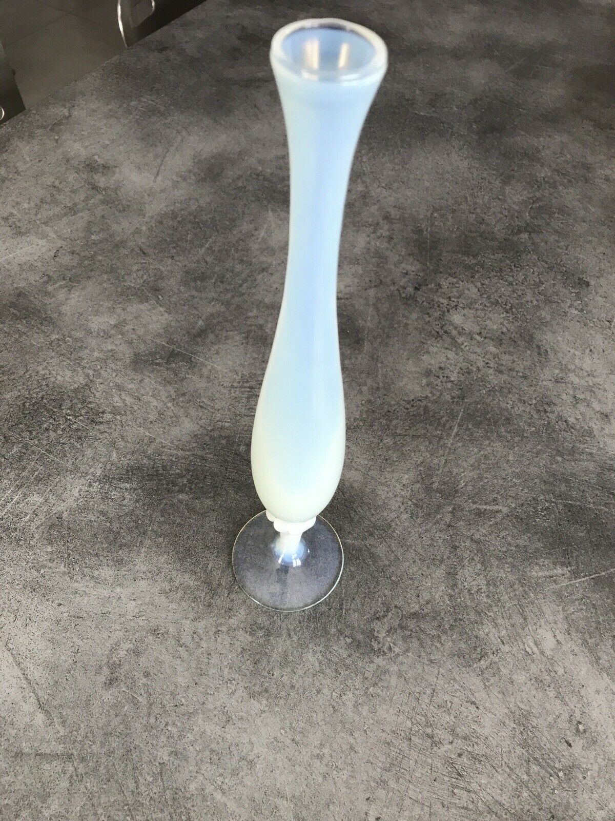 Vase soliflore vintage tulip glass opaline shades and white reflections