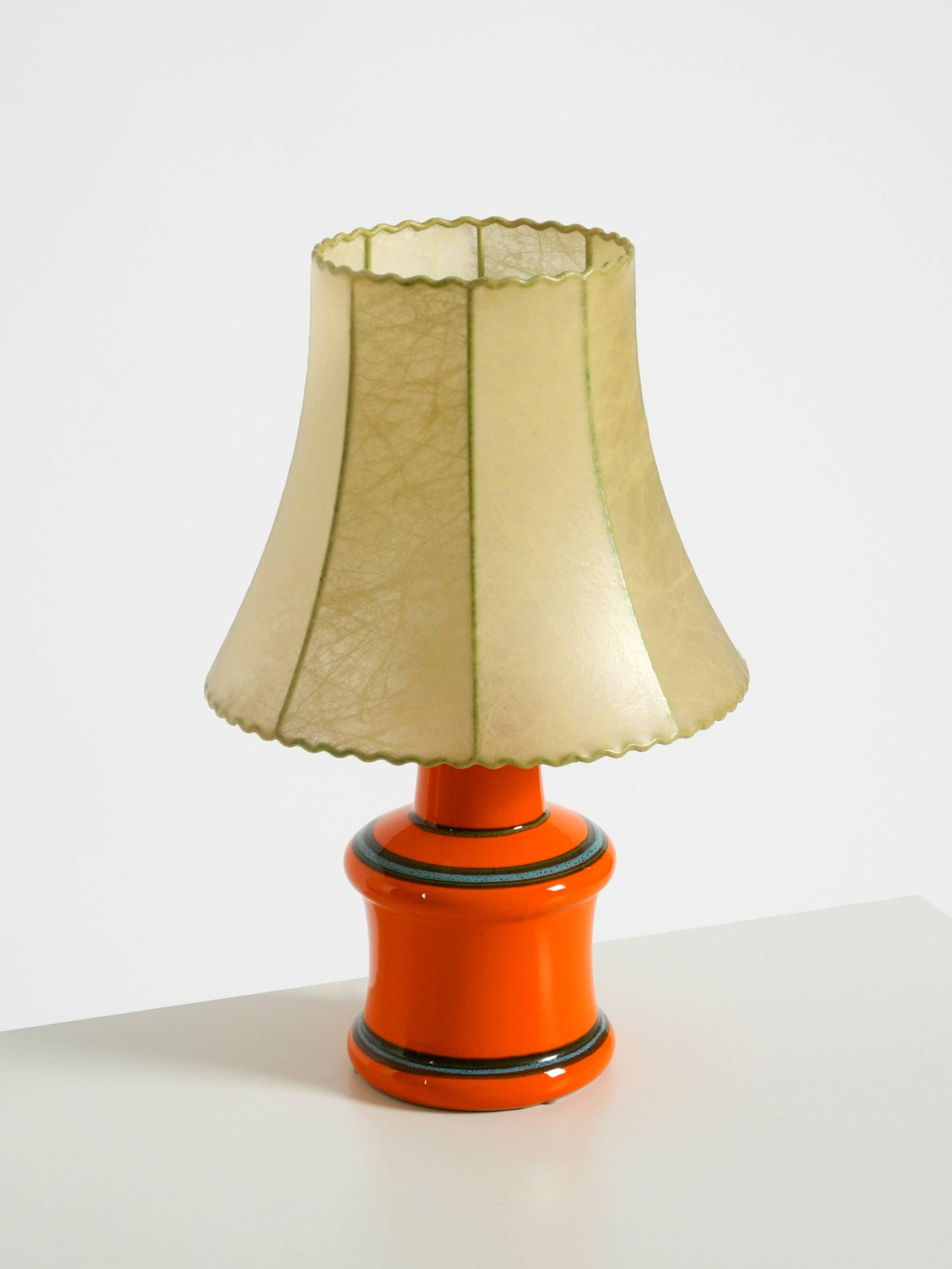 Beautiful 1960s orange ceramic table lamp with Cocoon shade | Made in Italy