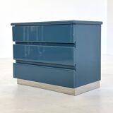 Ensemble de deux tables de chevet italiennes laquées bleues avec détails chromés