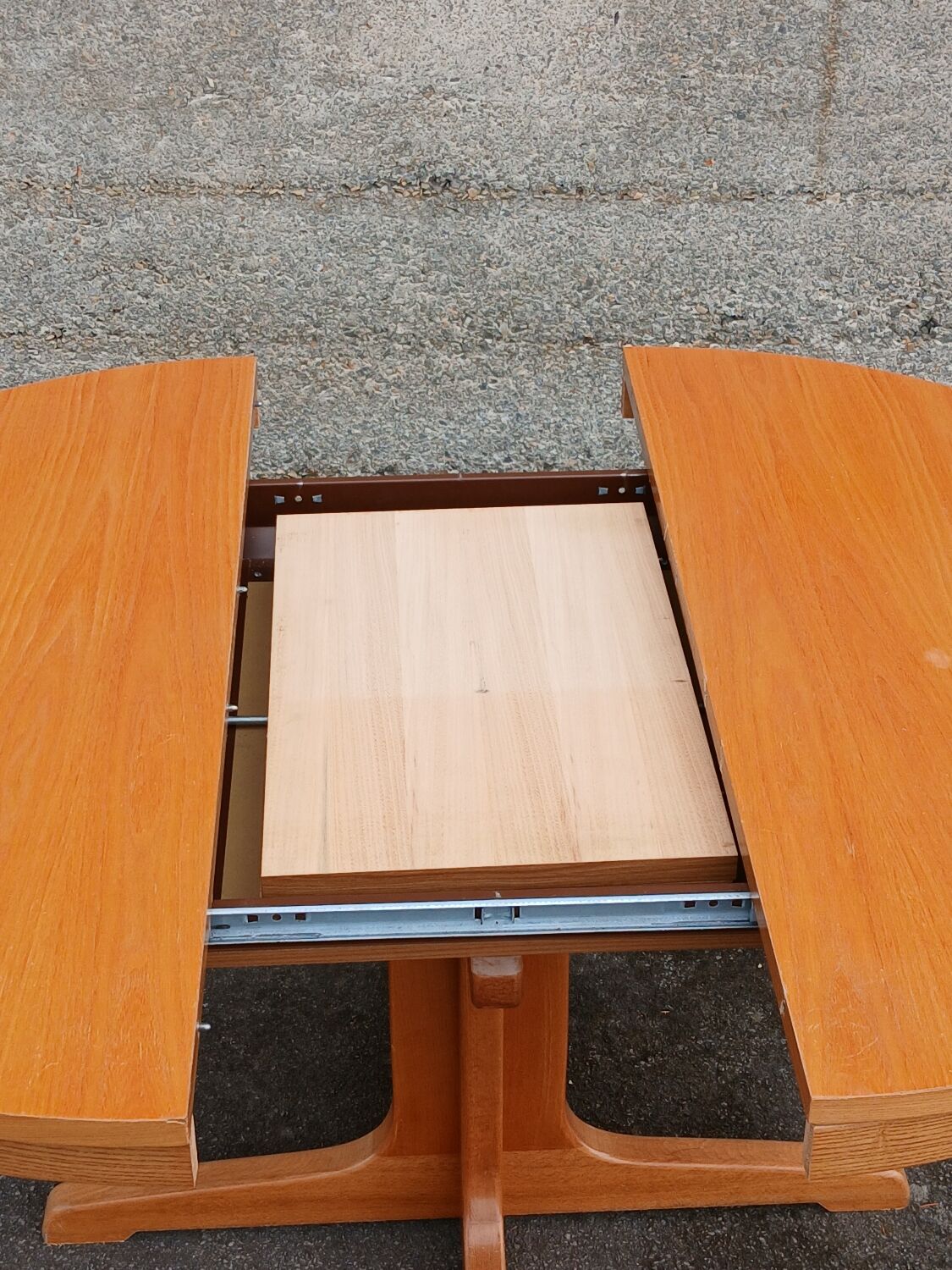 Extendable round table in elm